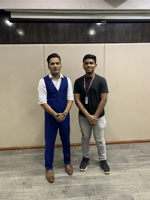 Two participants posing together at an event.