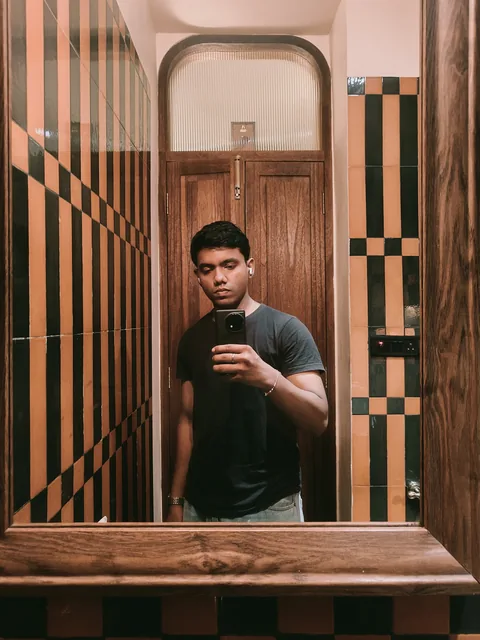 Shubham Sahu taking a mirror photograph.